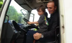 Minik Arden'in çöp kamyonu sevgisi yüzleri gülümsetti