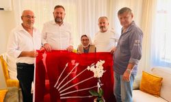 CHP İzmir İl Başkanı Gümrükçü'den parti üyesi 'asırlık çınar" Nuriye Koç'a ziyaret