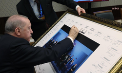 Cumhurbaşkanı Erdoğan, NATO Zirvesi'ne katılan liderlerin imza attığı tabloyu imzaladı