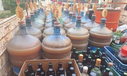 İzmir'de kaçak içki operasyonu: Yüzlerce litre şüpheli sıvı ele geçirildi