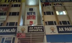 Saadet Partisi’nden AK Parti tabelası üzerine “NATO’ya hayır” pankartı