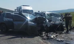 Ardahan'da zincirleme kaza: 3 ölü, 4 yaralı..