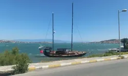 Ayvalık'ta fırtına etkili oldu: Yelkenli tekne kıyıya sürüklendi!