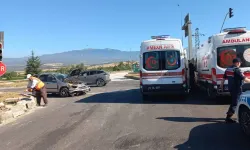 Bolu'da otomobil refüje çarpıp takla attı: 5 yaralı!