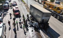 Freni boşalan kamyon dehşet saçtı: Otomobili altına aldı, 3 yaralı