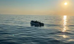 Çeşme açıklarında lastik botta 20 düzensiz göçmen yakalandı