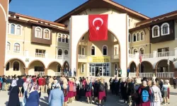 İmam hatip lisesinin YKS afişi tartışma yarattı: Kız öğrencilerin yerine çizim kullanıldı!