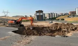 Batman'da ana isale hattı patladı, çevre yolunda çökme oluştu!
