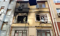 Fatih'te apartman yangını paniği! Mahsur kalan 4 kişi merdivenle kurtarıldı..