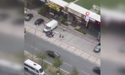 Avcılar'da fırtınanın savurduğu reklam panosu vatandaşın üzerine düştü..