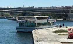 Haliç'te tur teknesi köprüye çarptı: Denize düşen personel aranıyor!