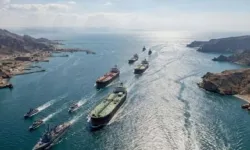 Hürmüz Boğazı'nda tanker alarmı: Patlama sonrası gemilere uyarı!