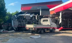Kömür yüklü TIR akaryakıt istasyonuna daldı: 1 ölü, 2 yaralı!