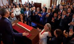 Özgür Özel YENİ Parti’nin genel başkanı seçildi
