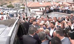 Özgür Özel'e Hacı Bayram Camisi'nde yoğun ilgi: Bizi kurtar başkanım!