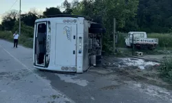 13 kişinin yaralandığı feci kaza! Midibüs devrilip alev aldı