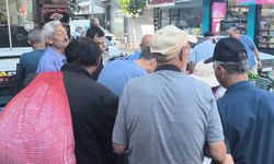 Hayırsever börek dağıttı, vatandaşlar akın etti: 'Paramız olmadığı için alamıyoruz'