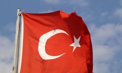 Burdur’da Türk bayrağına tüfekle ateş edildi