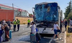 Uşak'ta yolcu otobüsü kamyona çarptı: Çok sayıda yaralı