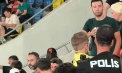 Futbol tribününde tepki çeken görüntü: Çocuğun formasına tahammül edemediler