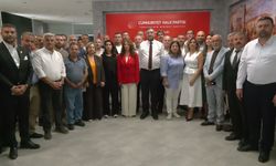 CHP İzmir’de ilk toplantı: Başkan Gümrükçü 30 ilçe başkanıyla bir araya geldi