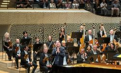 Dünyaca ünlü piyanist ve besteci Fazıl Say, Elbphilharmonie konser salonunda “Anadolu’nun sessizliği” ile büyüledi