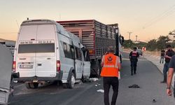 Mevsimlik tarım işçilerini taşıyan minibüs tıra çarptı: 3'ü ağır 18 yaralı
