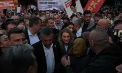 YENİ Parti lideri Özgür Özel tutuklu belediye başkanları için düzenlenen yürüyüşte