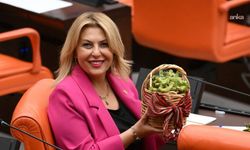 YENİ Partili Işık Gezmiş'ten kürsüden fındık sepeti ve kara lastik ayakkabısıyla tepki