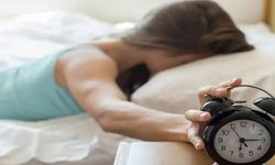 Alarm kurmadan uyanmanın sırrı: Vücudunuzu doğal saate nasıl alıştırırsınız?