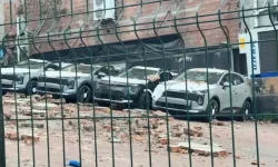 Bayinin otoparkına duvar çöktü! 12 sıfır otomobil hasar gördü