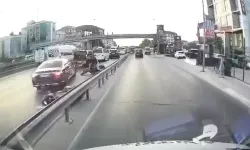 Avcılar D-100’de iki motosiklet çarpıştı: Kaza kamerada