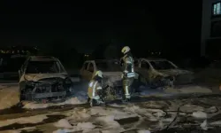 Avcılar’da gece yarısı araçlar alevlere teslim oldu: Kundaklama şüphesi!