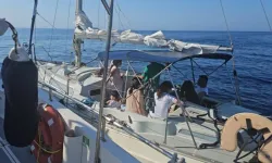 Didim açıklarında sürüklenen yelkenli teknedeki 7 göçmen ve 9 çocuk kurtarıldı