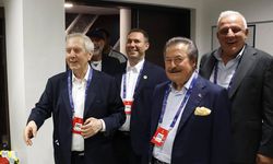 Olympique Lyon galibiyetinin ardından Aziz Yıldırım soyunma odasına indi