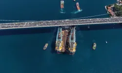 Dünyanın dev vinç gemisi Saipem 7000 İstanbul Boğazı'ndan geçti!