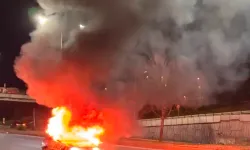 Seyir halindeki otomobil alev topuna döndü: Sürücü yaralandı!