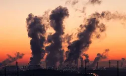 Yangın sonrası zehirli madde alarmı: 30 bin kişiye 'evden çıkmayın' uyarısı