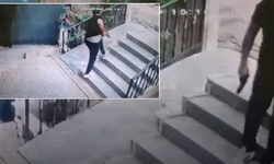Şanlıurfa’da çocuk kavgası silahlı tehdide dönüştü: Kapıyı açar açmaz tabancasını çekti!