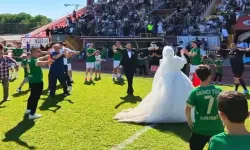 Nikah sonrası tribünde maça çıktılar, final sonrası sahada çiftetelli oynadılar