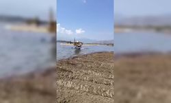 Yangına müdahale eden uçak baraj göletinde mahsur kaldı!