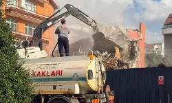 Kocaeli’de korkutan gece: Yan yatmaya başlayan bina ekiplerin gözetiminde yıkıldı