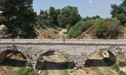 800 yıllık köprü ve modern yapı yan yana: Antalya’da tarihle bugün buluştu...