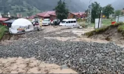 Uzungöl’de sağanak alarma geçirdi: Dere taştı, heyelan yolu kapattı!