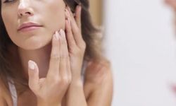 Dermatologdan uyarı: Cildinizi erken yaşlandıran 10 alışkanlık