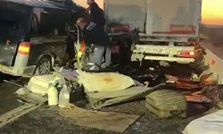 Şanlıurfa’da minibüs, TIR’a arkadan çarpt: 1'i çocuk 2 ölü, 2 ağır yaralı