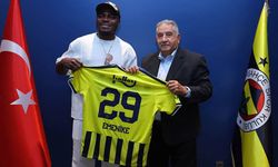 Emenike Fenerbahçe'yi ziyaret etti: 29 numaralı forma hediye edildi