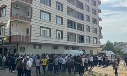 Eşini ve çocuklarını bıçaklayıp kendisini astı