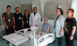 Almanya’ya dönecekti, Türkiye’de şifa buldu! 76 yaşındaki Şükran’a dünyada sayılı uygulanan yöntem