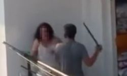 Adana’da balkonda dehşet: Kadına sopayla saldırıp saçından sürükledi!
